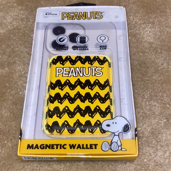 Peanuts Accessories - NWT!! PEANUTS— MAGNETIC WALLET